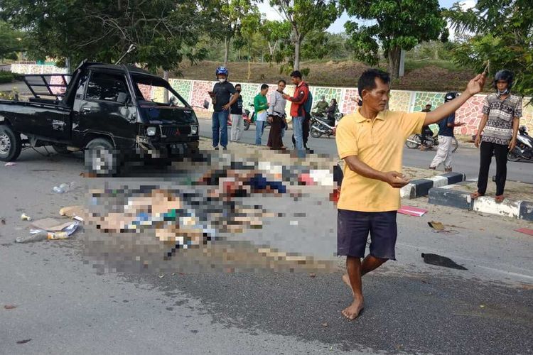 Mobil pick up L300 berwarna hitam dengan nomor polisi BM 8060 TT itu menabrak pembatas jalan di jalan depan Masjid Agung Karimun.