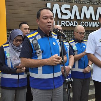 Direktur Utama Jasa Marga Rivan Achmad Purwantono memberikan penjelasan trafik arus mudik hingga 19 Maret 2026, saat kunjungan Menteri Koordinator Bidang Infrastruktur dan Pengembangan Kewilayahan Agus Harimurti Yudhoyono (AHY) ke Jasamarga Tollroad Command Center, di Bekasi, Kamis (19/3/2026).