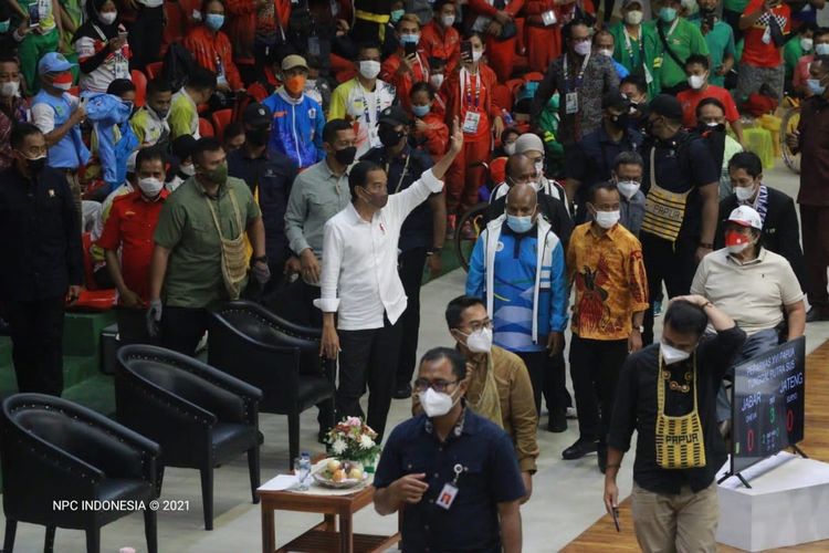 Presiden Joko Widodo terlihat sedang melambaikan tangan saat menghadiri pertandingan bulu tangkis di Pekan Paralimpiade Nasional (PEPARNAS) Papua XVI.