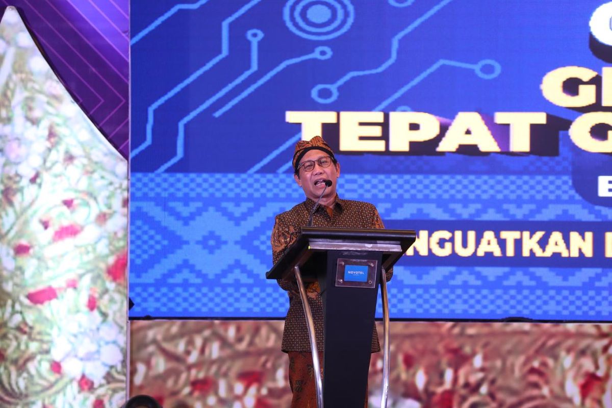 Menteri Desa, Pembangunan Daerah Tertinggal, dan Transmigrasi (Mendes PDTT) Abdul Halim Iskandar beserta istri Lilik Umi Nasriyah menghadiri Gala Diner Gelar Teknologi Tepat Guna Nusantara (TTGN) XXIV di Novotel Hotel Bandar Lampung, Selasa (6/6/23).

