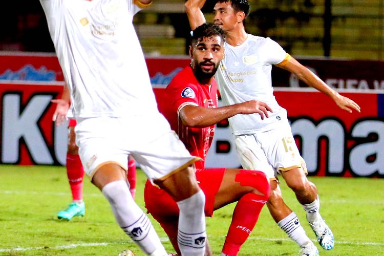 Pemain Persija Jakarta Yusuf Helal berhasil menjebol dua kali gawang Dewa United FC yang dijaga Deden Natsir saat pertandingan pekan ke-16 Liga 1 2022-2023 yang berakhir dengan skor 3-2 di Stadion Sultan Agung Bantul, Selasa (20/12/2022) malam. Terkini, Yusuf Helal berhasil mencetak gol dan membantu Persija Jakarta menang 1-0 atas Persikabo 1973. Laga Persija vs Persikabo dalam lanjutan Liga 1 2022-2023 berlangsung di Stadion Patriot Candrabhaga, Bekasi, Jawa Barat, pada Minggu (29/1/2023) sore WIB.