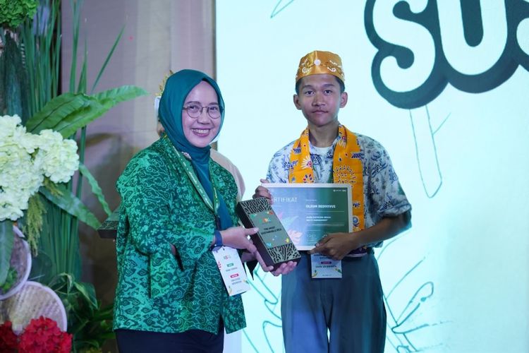 Perwakilan Tim SMAN 59 Jakarta menerima penghargaan ASRI Awards Kompas Gramedia.