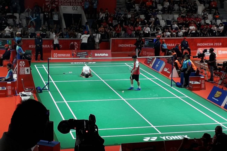 Atlet para bulutangkis Indonesia Dheva Anrimusthi sujud syukur setelah berhasil lolos ke final cabang olahraga nomor tunggal putra SU5. Di semifinal, Ukun berhasil mengkandaskan perlawanan atlet Malaysia, Liek Hou Cheah dengan skor 18-21, 21-14 dan 21-16 dalam laga yang digelar di Istora, Senayan, Jakarta, Jumat (12/10/2018).