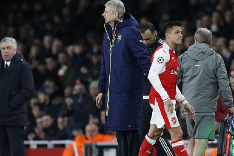 Manajer Arsenal, Arsene Wenger, menarik keluar Alexis Sanchez pada pertandingan babak kedua Liga Champions kontra Bayern Muenchen di Stadion Emirates, Selasa (7/3/2017). 