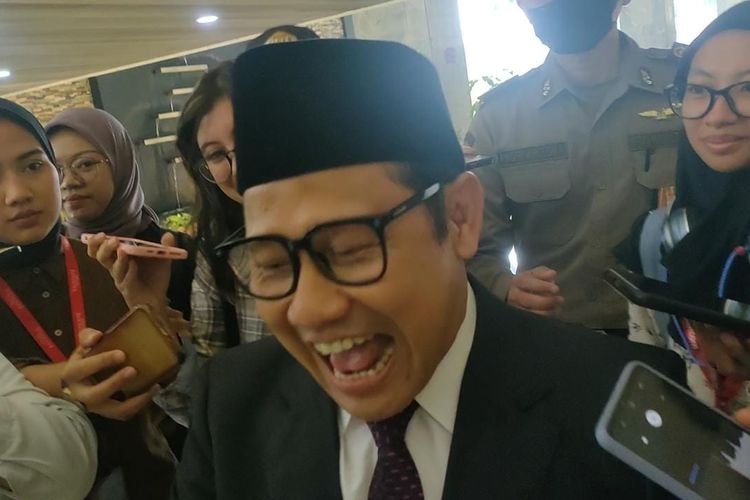Ketua Umum Partai Kebangkitan Bangsa (PKB) Muhaimin Iskandar atau Cak Imin tertawa lebar usai keceplosan bicara soal Pilpres 2024, di Kompleks Parlemen Senayan, Jakarta, Kamis (13/7/2023).
