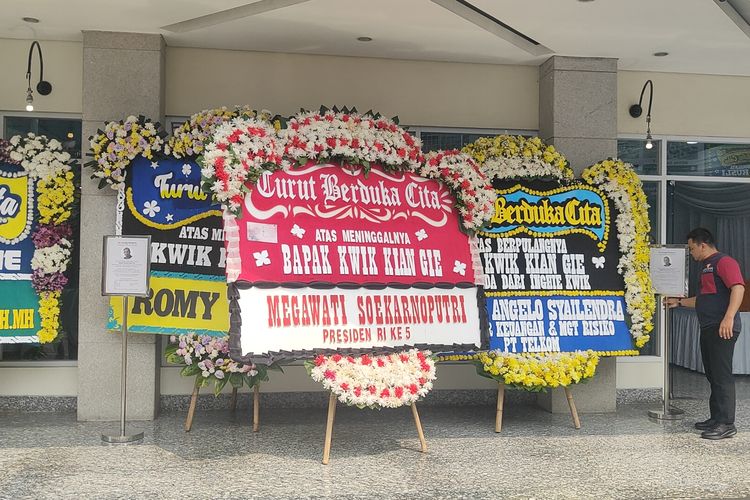 Karangan Bunga Banjiri Rumah Duka Kwik Kian Gie di RSPAD: Ada dari Megawati hingga Hendropriyono