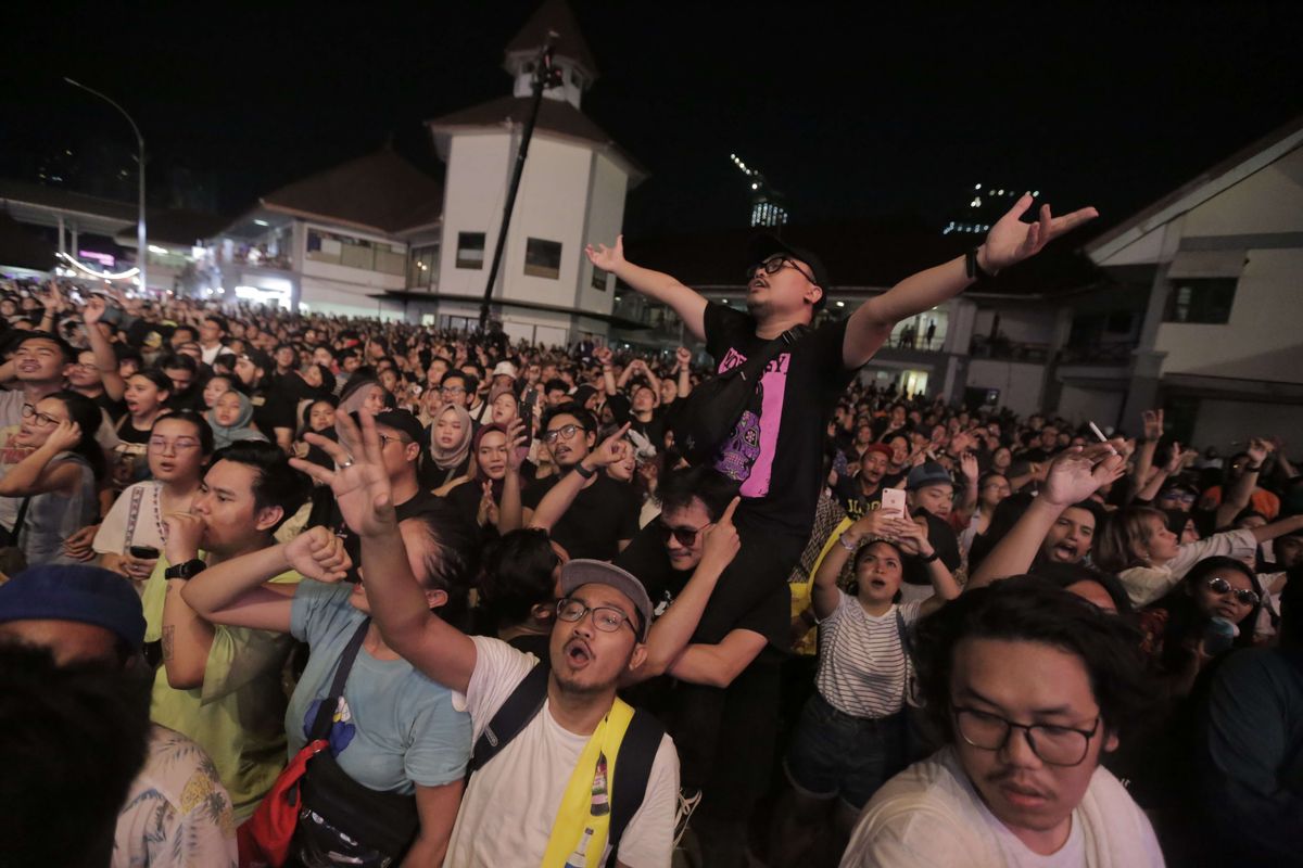 Sejumlah penonton menikmati penampilan Iwan Fals di acara Synchronize Fest 2019 di Gambir Expo, Kemayoran, Jakarta Pusat, Sabtu (5/10/2019). Acara festival musik tahunan ini dimeriahkan  sejumlah band papan atas diantaranya Nidji, Noah, Sheila On 7, Jamrud, Iwan Fals dan lain-lain.