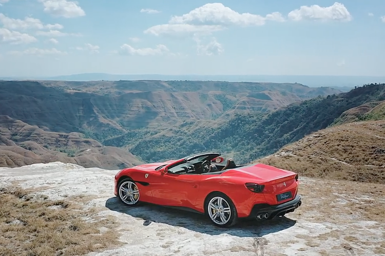 Iklan Ferrari Portofino mengambil beberapa lokasi di pulau Sumba