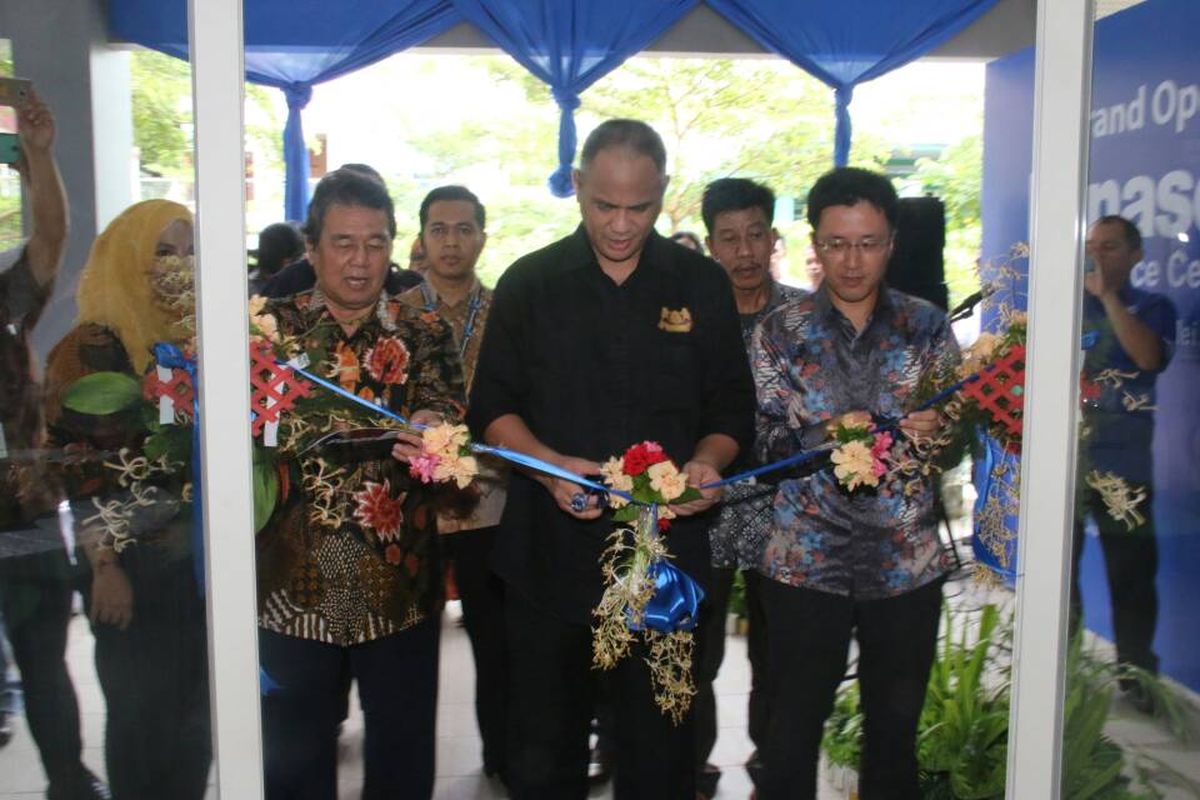 Komisaris PT Panasonic Gobel Indonesia (PGI) Abdullah Gobel  (kanan) didampingi  Customer Service Advisor PGI Kaname Mizokami (kedua dari kanan), berbincang-bincang dengan  Managing Diector  PT Gobel Dharma Nusantara,  Gunawan (kedua dari kiri) dan Presiden Federasi Serikat Pekerja Panasonic Gobel , DJoko Wahyudi, usai meresmikan Kantor Service Center Panasonic, di Ruko Arcade Citraland, Kota  Ambon, Maluku, Senin (8/5/2017). 