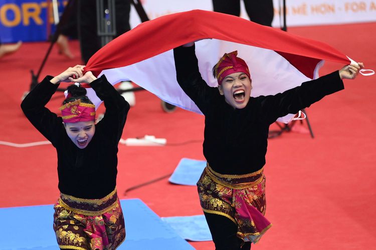 Pesilat Indonesia Riska Hermawan (kiri) dan Ririn Rinasih (kanan) melakukan selebrasi kemenangan usai mengalahkan pesilat Vietnam pada final Seni Ganda Putri Pencak Silat SEA Games 2021 Vietnam di Bac Tu Liem Sport Center, Hanoi, Rabu (11/5/2022). Pesilat Indonesia Riska dan Ririn berhasil meraih emas setalah mengalahkan tim pesilat Vietnam.