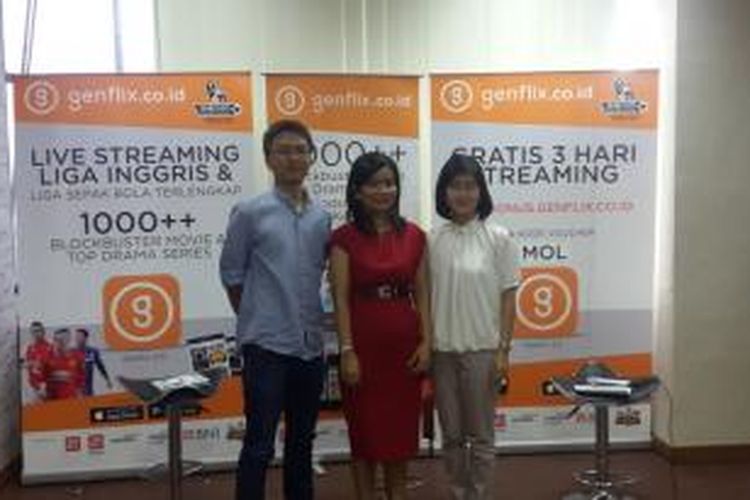 Direktur PT Festival Citra Lestari, Greeny Dwayanti (tengah) dan bersama karyawan Genflix lainnya saat acara peluncuran Genflix 2.0 di Jakarta, Rabu (20/5/2015). 