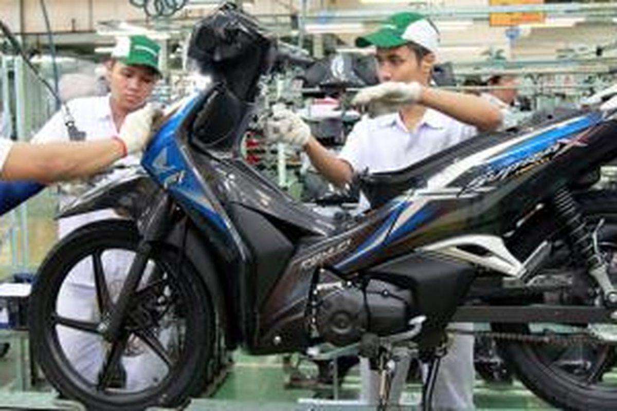 Honda Supra X 125 Helm in warna biru di pabrik AHM.
