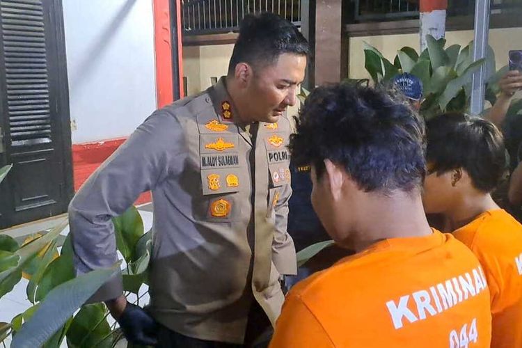 Anggota geng motor di Kabupaten Gowa, Sulawesi Selatan digelandang polisi usai menyerang seorang buruh bangunan yang mengakibatkan korban kritis. Rabu, (15/10/2025).