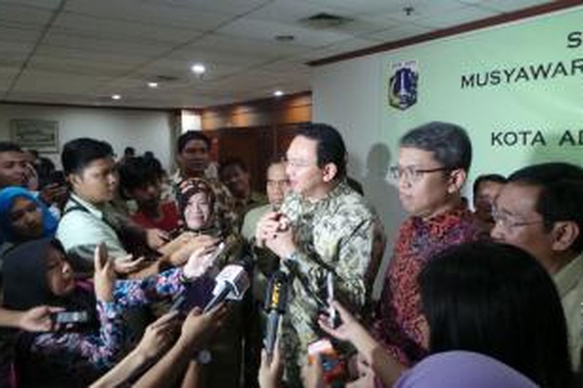 Gubernur DKI Jakarta Basuki Tjahaja Purnama dengan Wakil Ketua DPRD DKI Jakarta Triwisaksana saat menghadiri musyawarah perencanaan pembangunan (musrenbang), di Kantor Wali Kota Jakarta Selatan, Selasa (31/3/2015). 