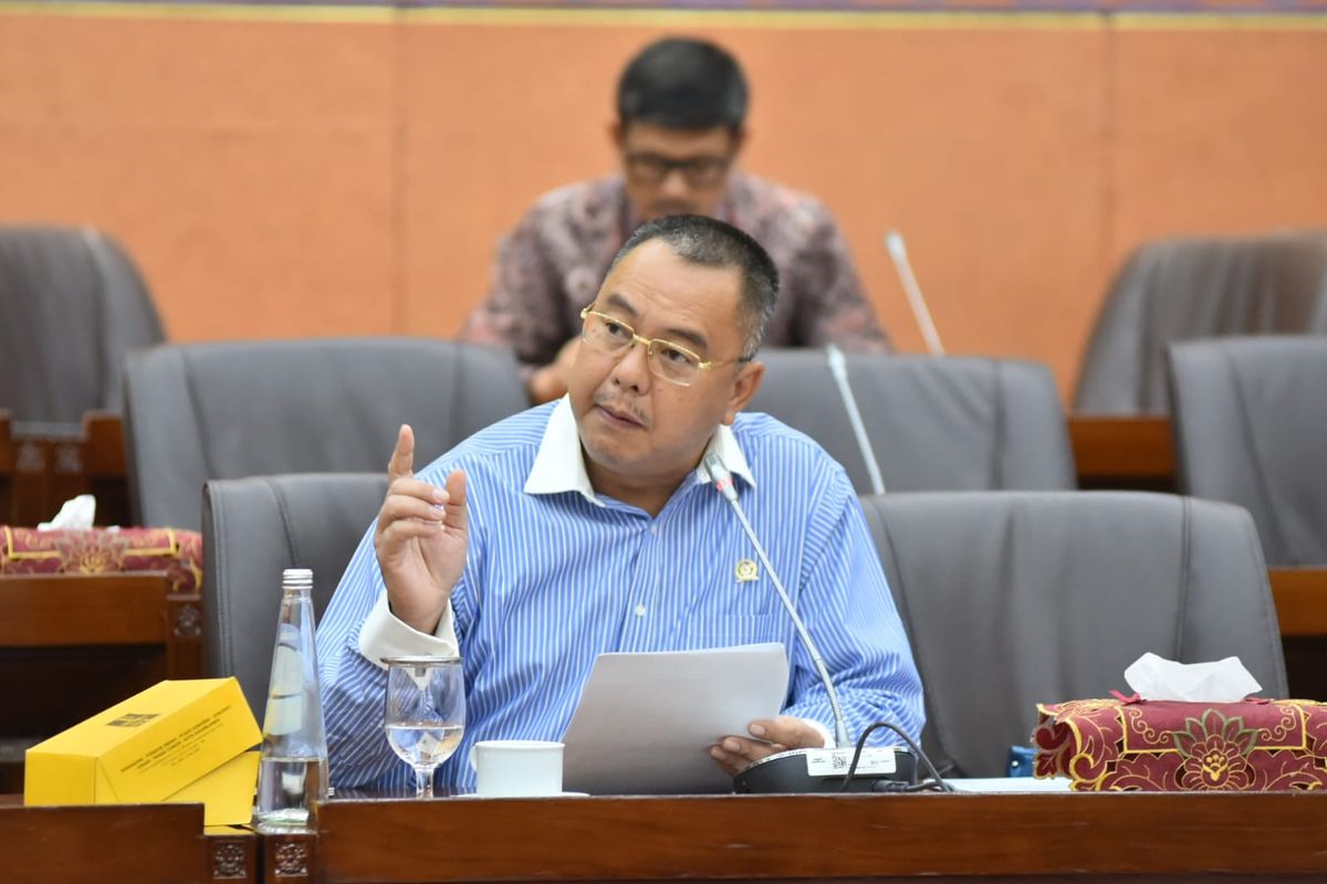 Anggota Komisi VI DPR RI Harris Turino saat mengikuti Rapat dengan Dirut PT Telkom. 