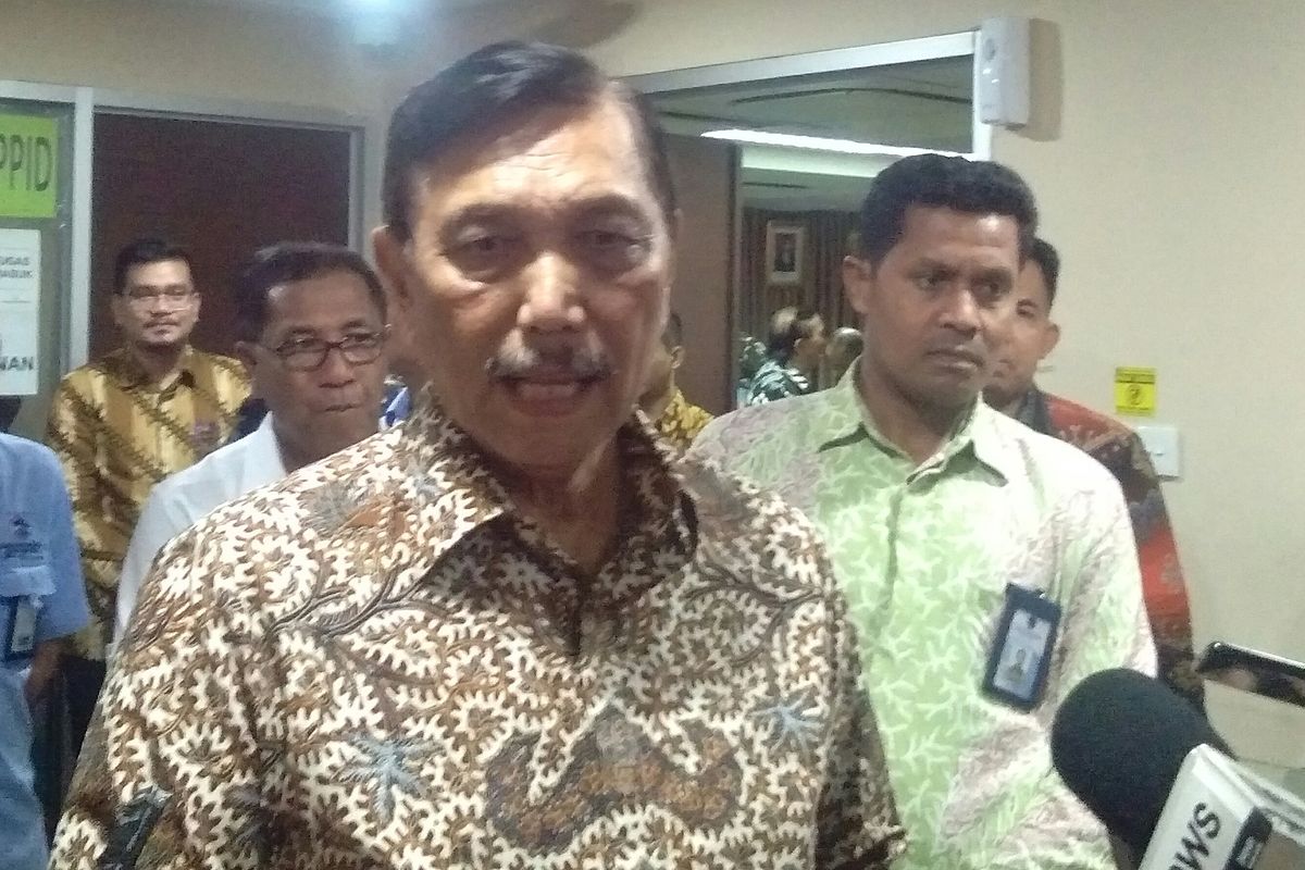 Menko Kemaritiman dan Investasi, Luhut Binsar Pandjaitan memberikan keterangan pers di kantor kerjanya, Jakarta, Jumat (28/2/2020).