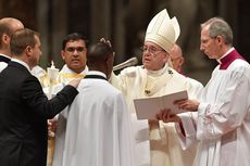 Malam Paskah, Paus Fransiskus Baptis Pengemis yang Jadi Pahlawan