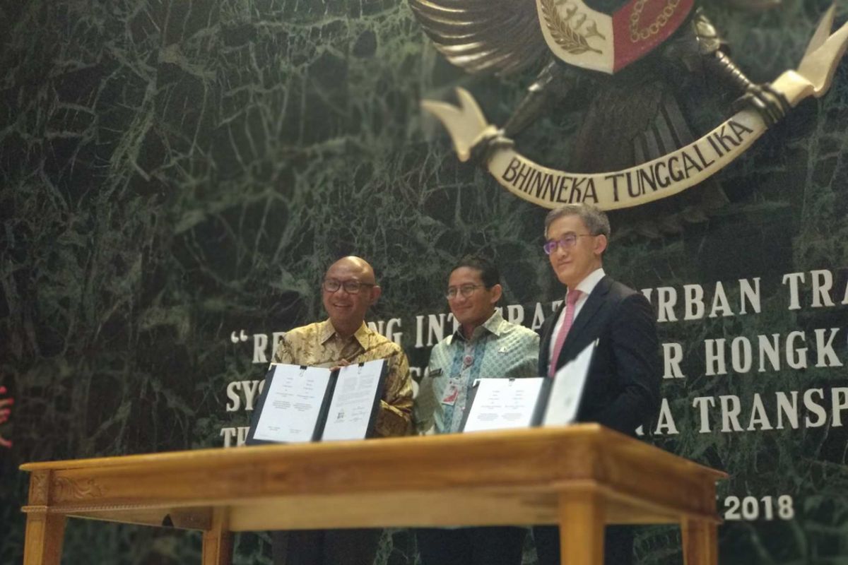 Direktur PT MRT Jakarta William Sabandar, Wakil Gubernur DKI Jakarta Sandiaga Uno, dan Presiden MTR Academy Hong Kong Morris Cheung menandatangani kerja sama di Balai Kota DKI Jakarta, Kamis (1/2/2018).