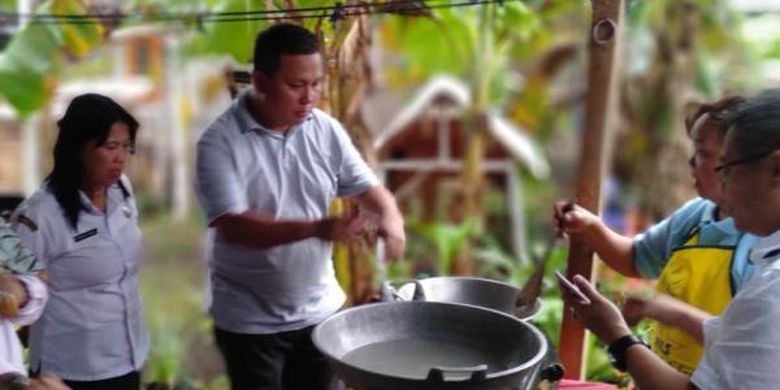 Proses pengolahan air kelapa menjadi kecap oleh sebuah komunitas di Desa Liwutung, Kabupaten Minahasa Tenggara, Sulawesi Utara. 