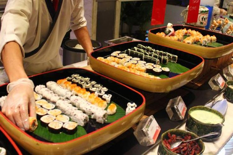 Jejeran aneka sushi yang tersedia di Japanese session, dalam acara pesta hidangan laut di SATOO Restoran Shangri-La hotel Jakarta.