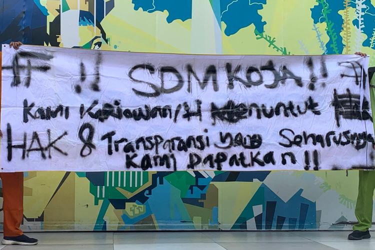 Sejumlah pegawai RSUD Koja melakukan demo memprotes gajinya yang dipotong. Kamis, (27/6/2024).