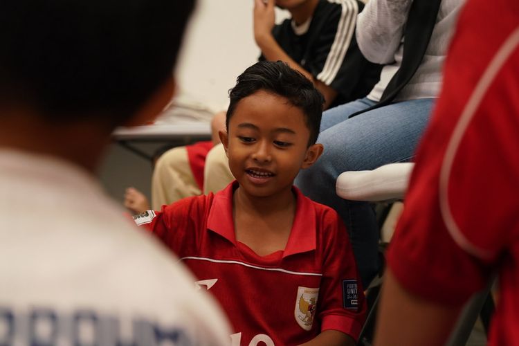 Edzariel Gustan Alfahrezi salah satu peserta pendamping timnas Indonesia dari Kediri, Jawa Timur saat FIFA Matchday Juni 2026 melawan Oman yang berakhir dengan skor 3-0 di Stadion Utama Gelora Bung Karno Jakarta, Jumat (5/6/2026) malam.