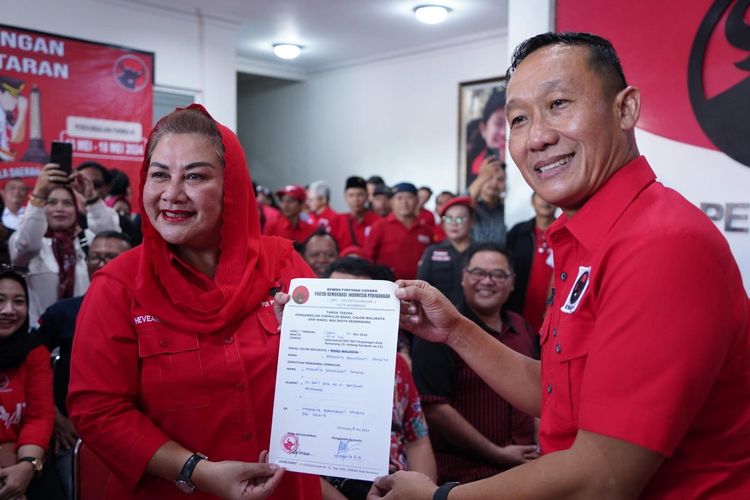 Wali Kota Semarang petahana Hevearita Gunaryanti Rahayu mengambil formulir pendaftaran bakal calon wali kota di Kantor DPC PDI Perjuangan Kota Semarang, Sabtu (11/5). 