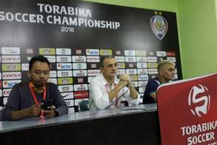 Pelatih Arema Cronus Milomir Seslija (tengah) saat konferensi pers usai pertandingan melawan PSM Makassar di Stadion Gajayana, Kota Malang, Jawa Timur, Jumat (14/10/2016)