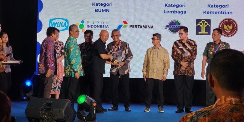 Menteri Koperasi dan UKM Teten Masduki menyerahkan penghargaan Kategori Pemanfaatan Pasar Digital Usaha Mikro Kecil Menengah (PaDi UMKM) kategori Badan Usaha Milik Negara (BUMN) kepada SVP Procurement Pertamina, Hery Murahmanta dalam acara Inabuyer Award 2024, di Jakarta, Jumat (17/5/2024).

