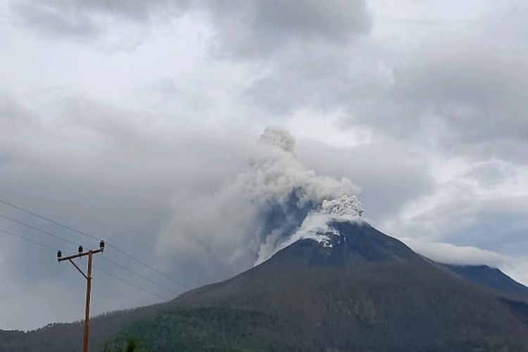 Gunung Lewotobi Laki-laki mengeluarkan abu vulkanik setinggi 1.500 meter pada Kamis (16/1/2025)