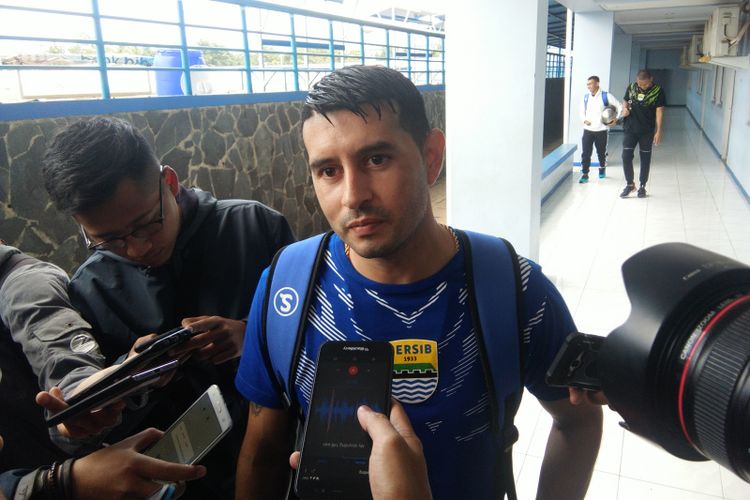 Gelandang anyar Persib Bandung, Esteban Vizcarra, saat ditemui di Lapangan Sport Arcamanik Jabar, Kamis (31/1/2019).