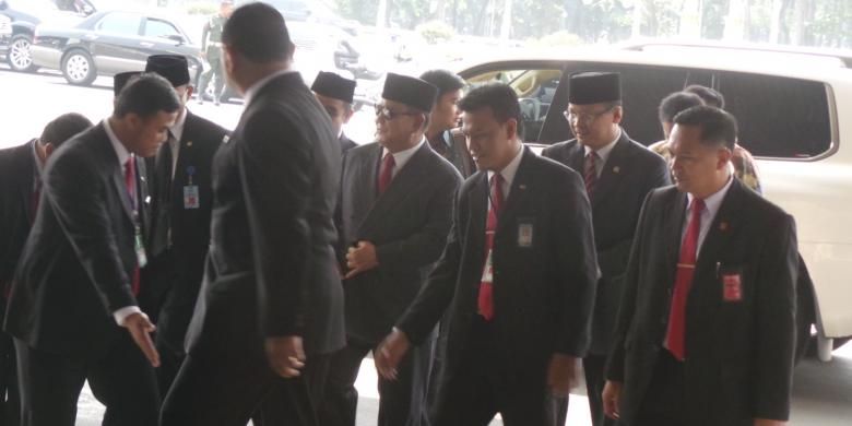 Ketua Umum Partai Gerindra Prabowo Subianto (tengah) hadir di acara pelantikan Joko Widodo dan Jusuf Kalla sebagai Presiden dan Wakil Presiden RI di Gedung MPR/DPD/DPR RI, Senin (20/10/2014) pagi.