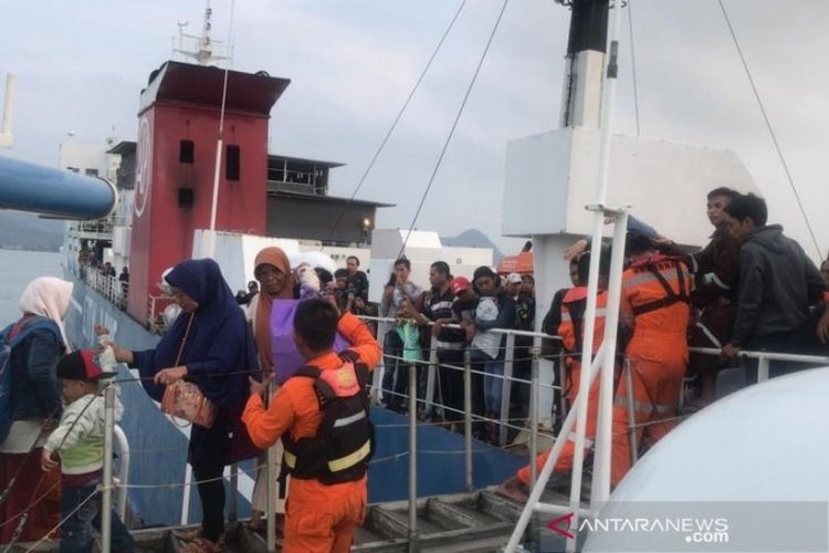 Evakuasi penumpang KM Persadara Mutiara II di Pelabuhan Bakauheni, Lampung Selatan, Jumat (7/6/2019).
