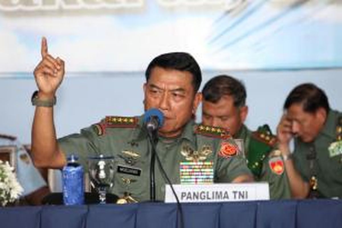 Panglima TNI Jenderal TNI Moeldoko berbicara di depan 3.000 prajurit TNI TNI AD, TNI AL, dan TNI AU wilayah Yogyakarta di Hanggar Skadron Pendidikan (Skadik) 101 Lanud Adisutjipto Yogyakarta, Senin (23/6/2014).