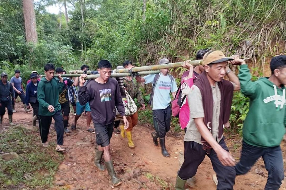 Sakit, Warga Dusun Terpencil Sumbawa Terpaksa Ditandu ke Puskesmas karena Jalan Rusak