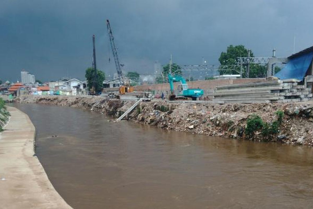 Proyek normalisasi Sungai Ciliwung di kawasan Bukit Duri, Tebet, Jakarta Selatan, sepanjang hampir 2 kilometer terus dikerjakan. Proyek dari Jembatan Abdulah Syafei sampai Jembatan Bukit Duri itu, sekitar 65 persennya sudah dikerjakan. Kamis (27/10/2016)