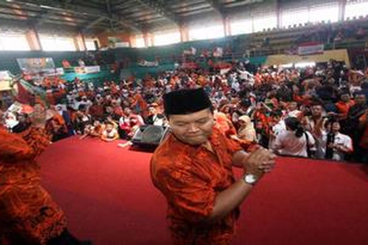 Calon Gubernur Hidayat Nur Wahid berorasi di depan massa pendukungnya pada kegiatan kampanye di di GOR Lokasari, Kecamatan Tamansari, Jakarta Barat, Senin (25/6/2012).  