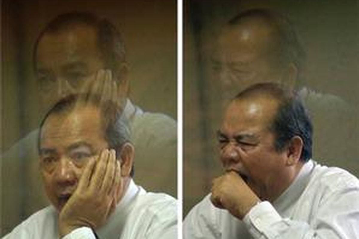 Mantan Gubernur Bank Indonesia, Burhanuddin Abdullah, usai menjalani sidang dengan agenda tanggapan Jaksa Penuntut Umum terhadap eksepsinya di Pengadilan Khusus Tindak Pidana Korupsi, Jakarta, Rabu (2/7).