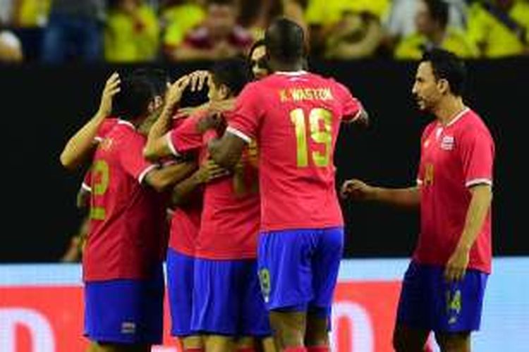 Para pemain Kosta Rika merayakan gol ke gawang Kolombia, dalam laga Grup A Copa America 2016 di Houston, Amerika Serikat, pada Minggu (12/6/2016) pagi WIB.