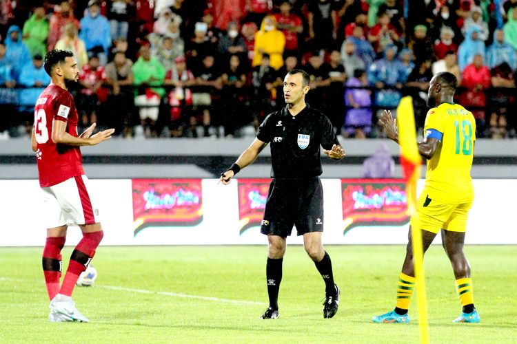 Wasit dari Uzbekistan Riskullaev Akhrol memimpin pertandingan babak penyisihan Grup G AFC Cup 2022 antara Bali United melawan Kedah Darul Aman FC yang berakhir dengen skor 2-0 di Stadion Kapten I Wayan Dipta Gianyar, Bali, Jumat (24/6/2022) malam.