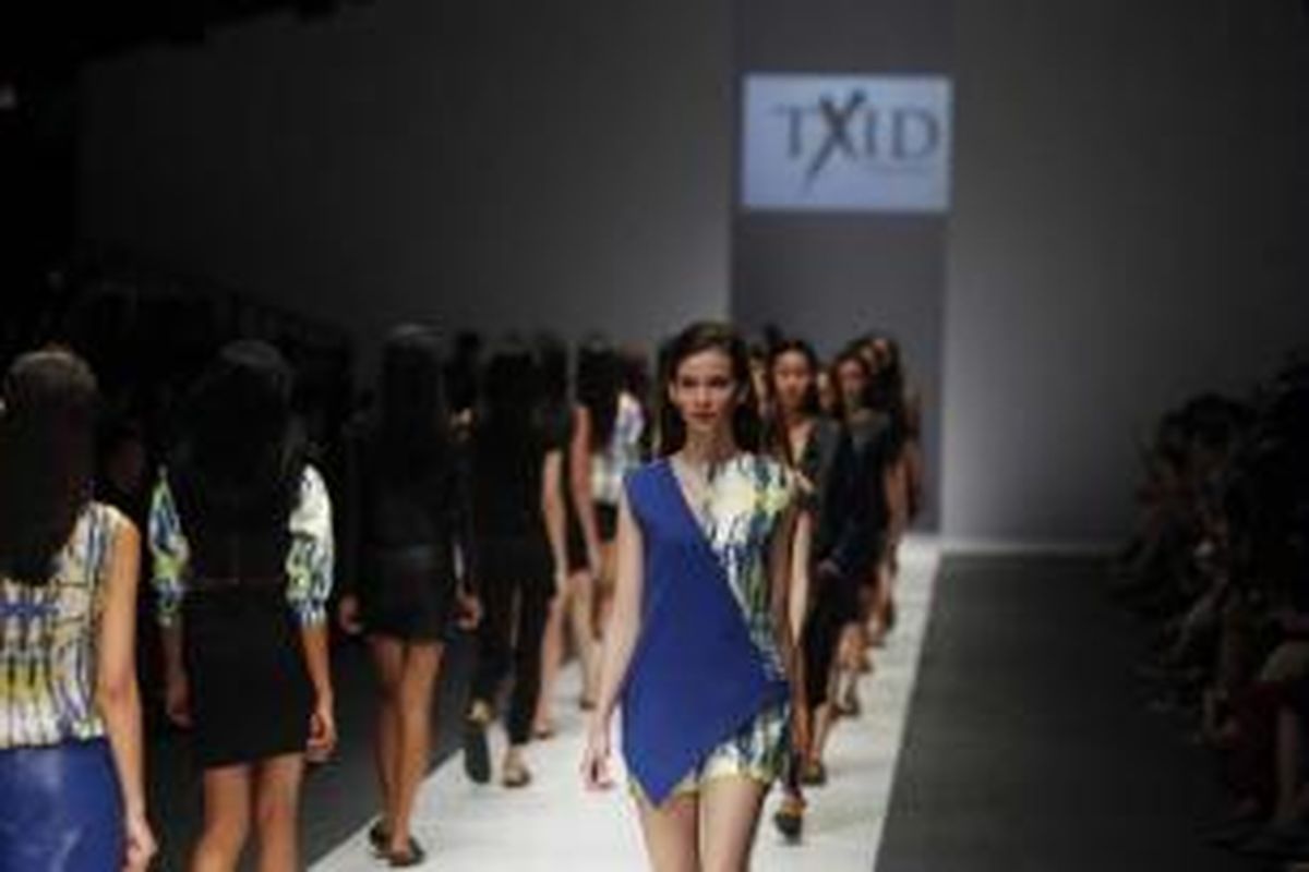 Model memperagakan busana karya Tex Saverio dalam Jakarta Fashion Week 2016, di Senayan City, Jakarta, Sabtu (24/10/2015). Ajang yang diikuti 250 desainer tanah air maupun internasional ini akan berlangsung hingga 30 Oktober 2015.