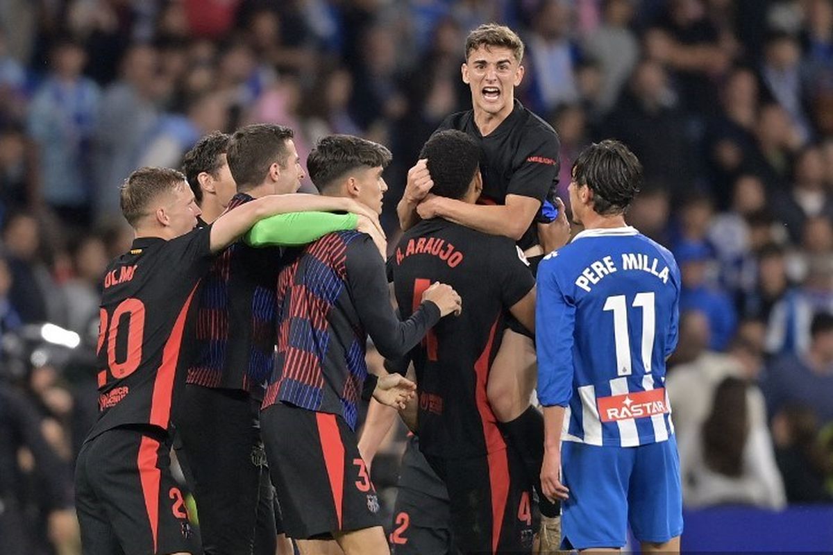 Pemain Barcelona merayakan setelah mencetak gol kedua pada laga Liga Spanyol antara RCD Espanyol dan FC Barcelona di Stadion RCDE di Cornella de Llobregat, pada 15 Mei 2025.