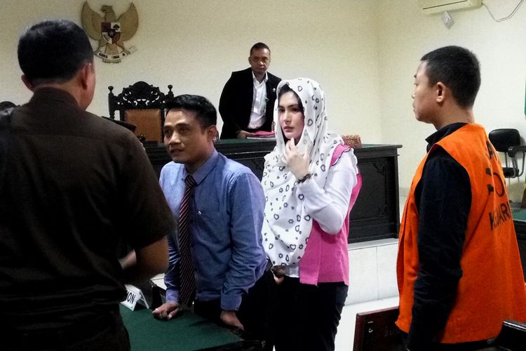 Selebgram Angela Charlie (31) dan suaminya David Hardian (36) usai menjalani sidang perdana di Pengadilan Negeri (PN) Sleman, Selasa 924/7/2018).