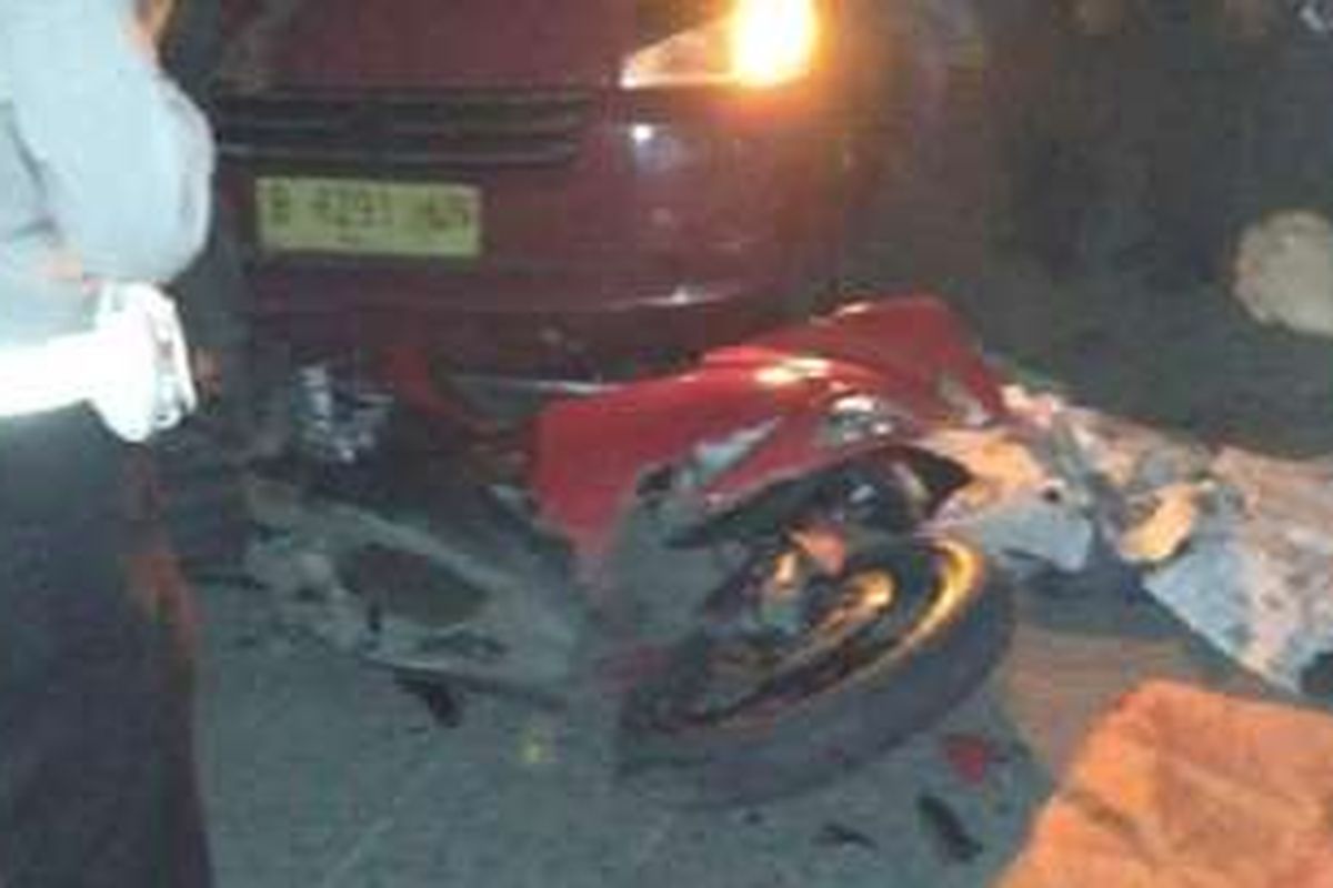 Motor Kawasaki Ninja B 6481 ZHS yang menabrak seorang ibu yang turun dari angkot di Jalan Raya Citayam, Rawageni, Depok, Selasa (6/12/2016) dinihari sekira pukul 01.45. 