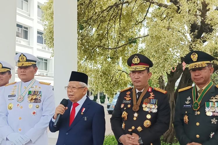 Wakil Presiden Ma'ruf Amin saat memberikan keterangan pers bersama Panglima TNI Laksamana Yudo Margono dan Panglima TNI Jenderal Listyo Sigit Pramono di Istana Wapres, Jakarta, Selasa (14/11/2023).