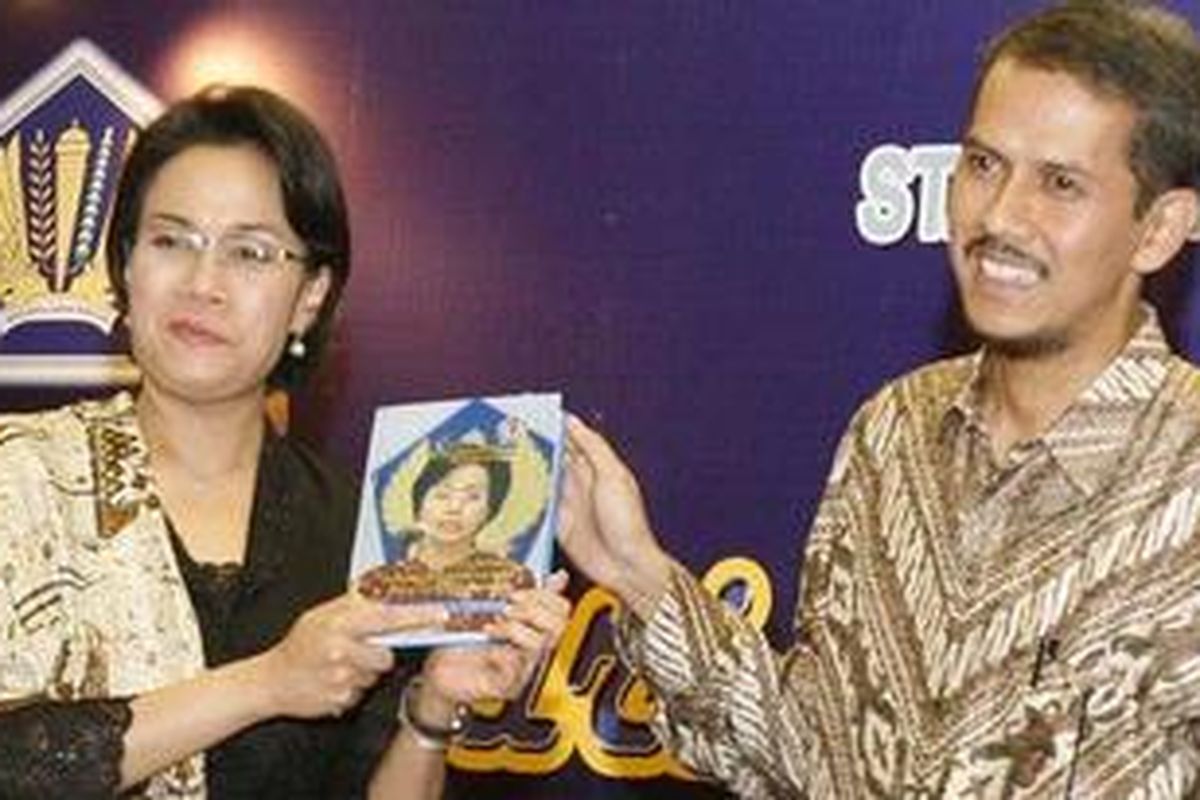 Peringatan Hari Keuangan ke-62 Menteri Keuangan Sri Mulyani menerima buku berjudul "Turning Words Into Action: Enhancing Reform and The Economic Agenda" dari Kepala Badan Kebijakan Fiskal Departemen Keuangan Anggito Abimanyu saat acara peringatan Hari Keuangan ke-62 di Gedung Departemen Keuangan, Jakarta, Kamis (30/10). Buku tersebut berisi koleksi pidato Menteri Keuangan Sri Mulyani.  