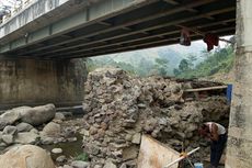 Kemarau, Warga Bogor Pakai Kamar Mandi Buatan di Kolong Jembatan