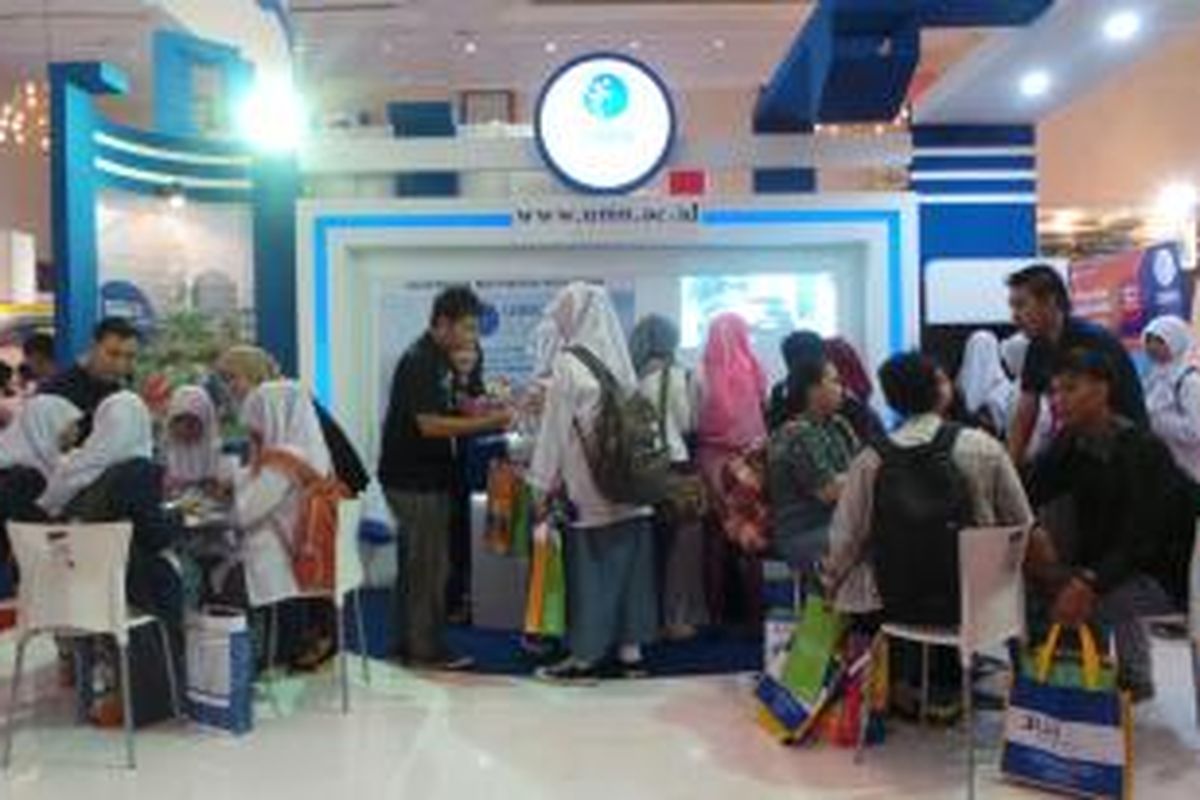 Stand Universitas Multimedia Nusantara di pameran pendidikan di JCC, Senayan, Jakarta, Jumat (24/1/2014).