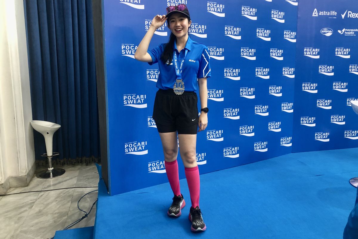 Outfit Febby Rastanty saat marathon 10K di Pocari Sweat Run Indonesia 2023, Bandung, Jawa Barat, Minggu (30/7/2023).