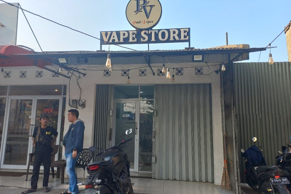 Komplotan maling membobol toko perlengkapan rokok elektronik bernama Vape Store di Jalan Raya Ciledug, Kreo Selatan, Larangan, Tangerang pada Jumat (22/9/2023).